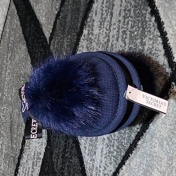 VICTORIA SECRET 2017 EMBROIDERED KNIT POM-POM SLIPPERS - Picture 5 of 10